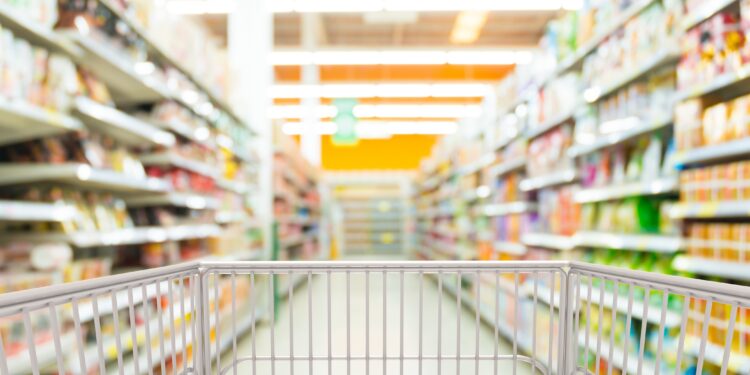 Leerer Einkaufwagen im Supermarkt