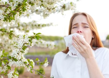 Frau leidet unter Allergie gegen Pollen.