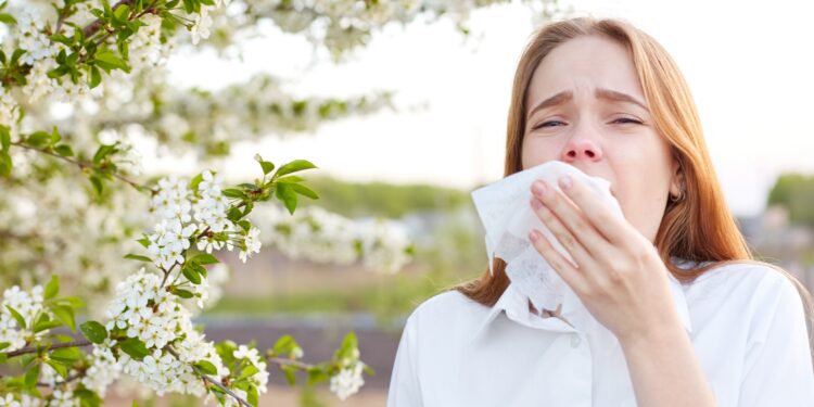 Frau leidet unter Allergie gegen Pollen.