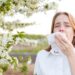 Frau leidet unter Allergie gegen Pollen.