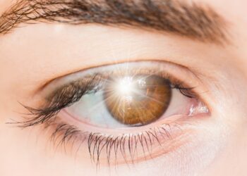 Ein neues LED-Licht soll das Lichtambiente in einem Raum so optimieren, dass Menschen mit Augenerkrankungen besser und schärfer sehen können. (Bild: muratart/stock.adobe.com)