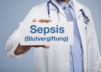 Arzt hält ein Schild mit der Aufschrift Sepsis (Blutvergiftung)