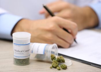 Medizinisches Cannabis auf einem Tisch.