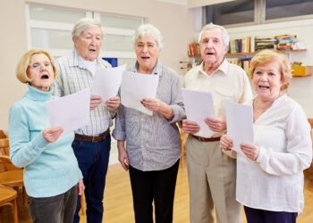 Ältere Menschen singen zusammen.