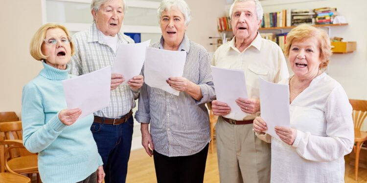 Ältere Menschen singen zusammen.