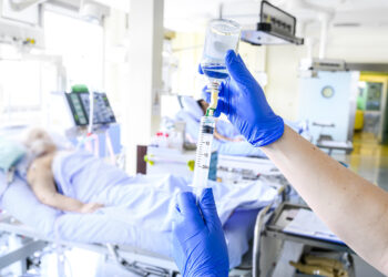 Krankenschwester bereitet auf der Intensivstation intravenöse Medikamente vor