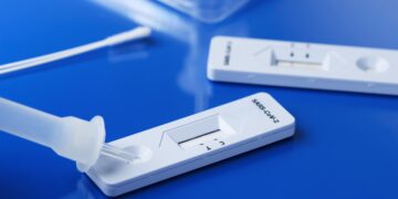 COVID-19-Schnelltests auf blauer Unterlage