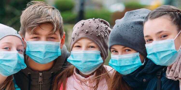 Mehrere Kinder mit medizinischen Masken