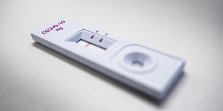 Corona-Schnelltest auf weißem Untergrund