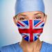 Eine Frau trägt einen Mundschutz, der die Farben der britischen Flagge hat.