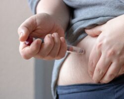 Übergewichtige Frau spritzt sich Insulin in den Bauch