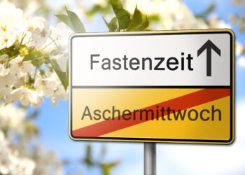 Verkehrsschild mit der Aufschrift Fastenzeit und Aschermittwoch