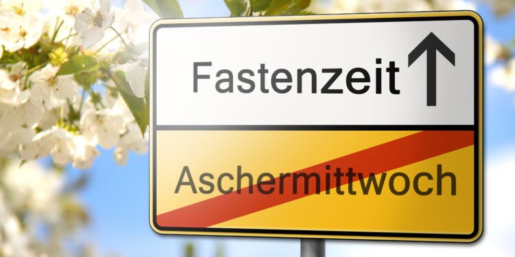 Verkehrsschild mit der Aufschrift Fastenzeit und Aschermittwoch