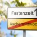 Verkehrsschild mit der Aufschrift Fastenzeit und Aschermittwoch