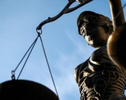 Eine Statur von Justitia, die Göttin der Gerechtigkeit.