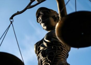 Eine Statur von Justitia, die Göttin der Gerechtigkeit.