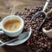 Bild von Kaffee in Tasse zusammen mit Kaffeebohnen.