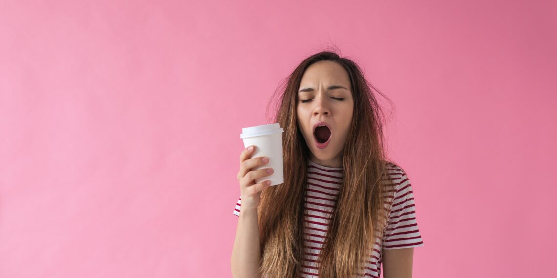 Müde Frau mit Kaffee.