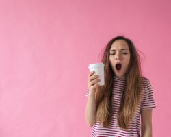 Müde Frau mit Kaffee.