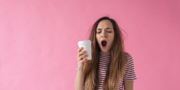 Müde Frau mit Kaffee.