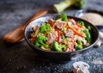 Quinoa-Salat mit Thunfisch, Brokkoli, Erbsen, Mais und Pilzen