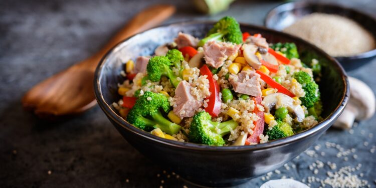 Quinoa-Salat mit Thunfisch, Brokkoli, Erbsen, Mais und Pilzen