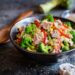 Quinoa-Salat mit Thunfisch, Brokkoli, Erbsen, Mais und Pilzen