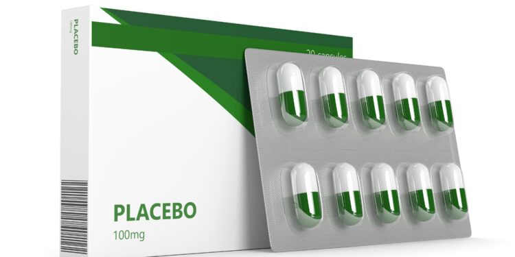 Ein Medikamentenblister und eine Medikamentenpackung mit der Aufschrift Placebo