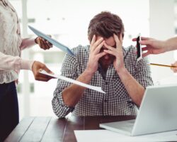 Mann leidet unter Stress bei der Arbeit.