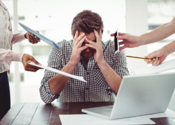 Mann leidet unter Stress bei der Arbeit.