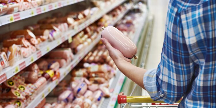 Ein Wurstregel im Supermarkt.