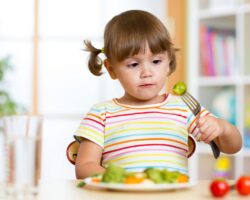 Kind ernährt sich vegan.