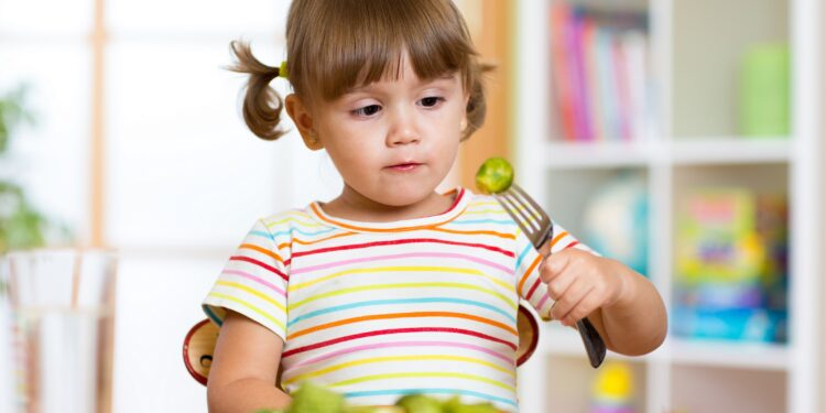 Kind ernährt sich vegan.