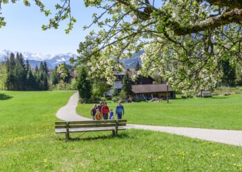 Familie bei einer Wanderung im Frühling