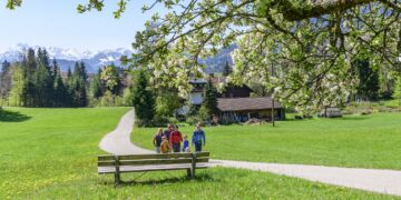 Familie bei einer Wanderung im Frühling