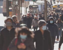 Menschenmenge auf der Straße mit Masken