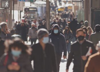 Menschenmenge auf der Straße mit Masken