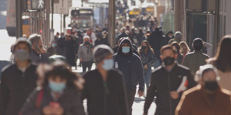 Menschenmenge auf der Straße mit Masken