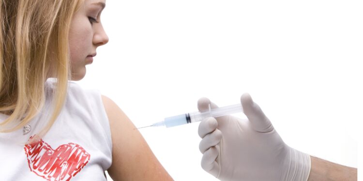 L'adolescente riceve la vaccinazione nella parte superiore del braccio