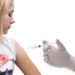 Jugendliche erhält Impfung in den Oberarm