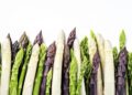 Verschiedene Spargel-Sorten vor weißem Hintergrund.