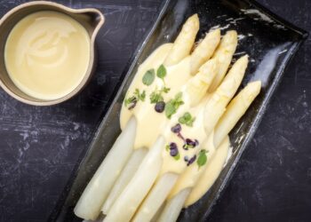 Traditionell zubereiteter Spargel mit Sauce Hollondaise.