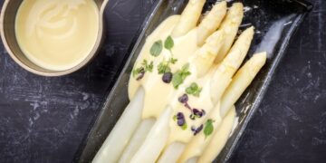 Traditionell zubereiteter Spargel mit Sauce Hollondaise.