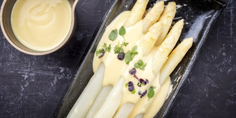 Traditionell zubereiteter Spargel mit Sauce Hollondaise.