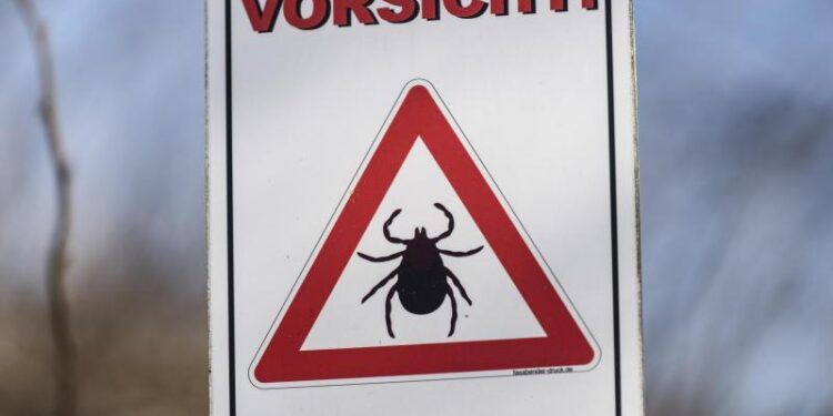 Ein Schild mit der Aufschrift: Vorsicht Zecken.