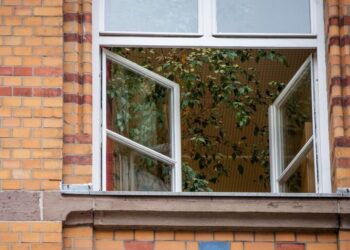 Ein geöffnetes Fenster einer Schule.