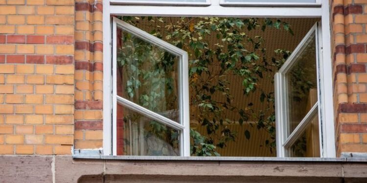 Ein geöffnetes Fenster einer Schule.