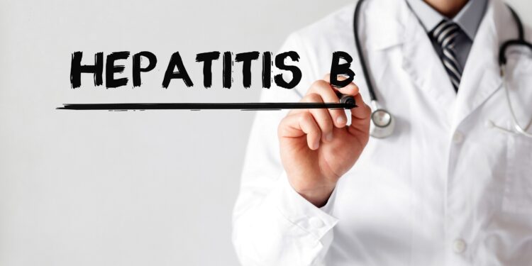 Arzt schreibt mit Marker das Wort Hepatitis B