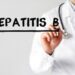 Arzt schreibt mit Marker das Wort Hepatitis B