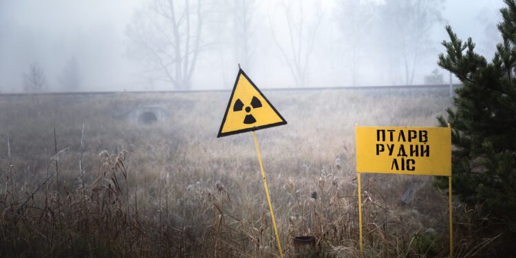 Ein Schild in Tschernobyl warnt vor radioaktiver Strahlung.